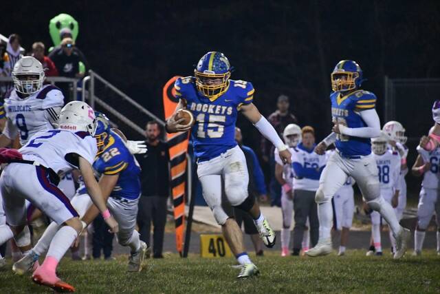 Mariemont football player pushes through disease